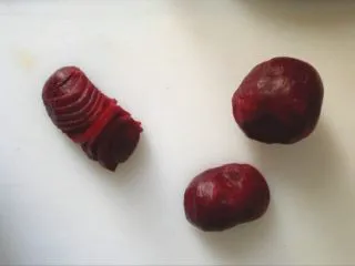 甜菜头瘦身沙拉-甜菜头吃法之一,蒸好晾凉后取出，去皮，切薄片或小块 