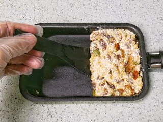 果仁燕麦能量棒,完全晾凉后，用小铲子铲起取出。（这里使用的是学厨厚蛋烧小煎锅。）