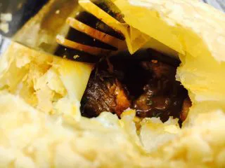 #食二星座# 罐焖牛肉(34图详细步骤),酥皮里有好吃的……