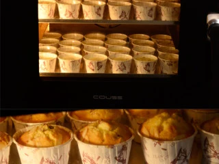 杏仁玛芬蛋糕 简单烘焙, COUSS CO-960S电烤箱，提前160度预热好，2盘蛋糕间隔放入，烘烤约20分钟至颜色金黄即可。