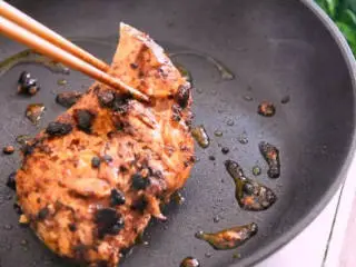 用中式调味品，做出西餐的感觉——豆豉酱烧鸡胸肉,热锅冷油，中火将鸡胸肉两面煎香