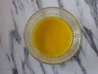 巧克力华夫饼,黄油隔水融化。 