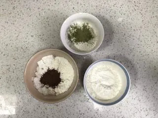 蔓越莓曲奇(原味&可可&抹茶),低筋面粉分为三份,其中两份分别加入可可粉和抹茶粉。