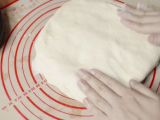 绵绵脆巧奶油包,轻轻拍扁,排出大气泡。大致分割成8份,每份重量大约68g。