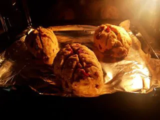 蔓越莓全麦面包,11.烤25分钟左右，观察面包颜色，颜色满意了，就覆盖上锡纸，继续烤