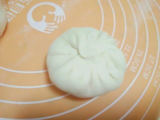 紫菜光饼,也叫福州肉烧,像包包子一样收口,不会也没关系,只要收口紧不漏出肉馅就可以