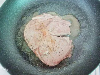 黑胡椒牛排，自制简单西餐,撒上海盐＋现磨黑胡椒进行提味，根据牛排不同的厚度，来决定每面需要煎多久。我这个每面煎了2分钟。