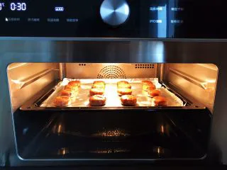 玫瑰花红糖小酥饼,放入预热好之后的美的蒸烤一体机，中层