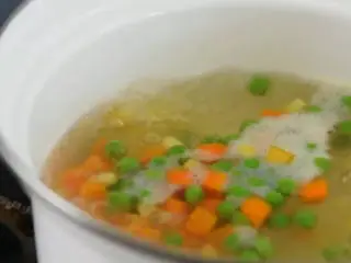 深夜食堂大叔的做法，真的超好吃,鸡蛋冷水下锅，水开后煮五分钟捞出。 杂蔬烫熟后捞出备用。