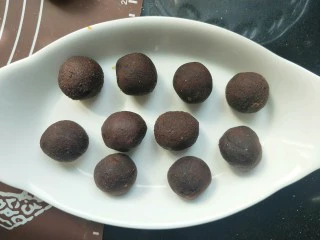 南瓜糯米夹心饼,豆沙馅也分成十份，团成球。