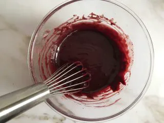 圣诞款红丝绒蛋糕,画Z字搅拌均匀 备用