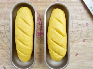 南瓜椰蓉面包条,表面切口 