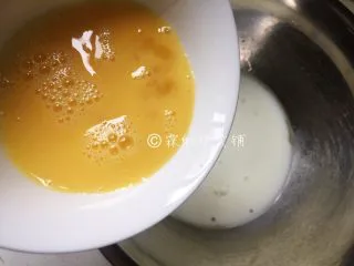 香蕉葡萄干麦芬,打散的鸡蛋和细砂糖，搅匀