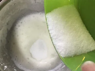 6寸巧克力戚风,继续打至细泡,加入第二次白砂糖