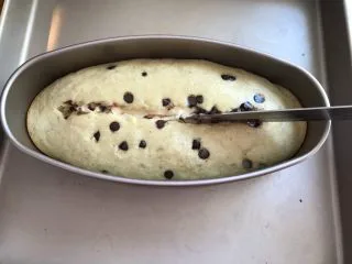 香蕉巧克力豆蛋糕,烤到15分钟的时候取出蛋糕在表面划一刀造型更好看