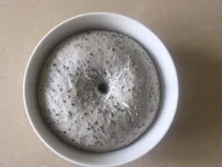 佛系养生黑芝麻辫子面包,第十一步:发酵两倍大手指沾粉戳孔洞口不回缩不塌陷就可以