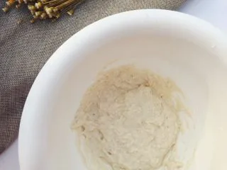 当主食一次可以吃三个的法棍面包,用筷子搅拌均匀之后,盖上保鲜膜室温发酵两个小时左右。