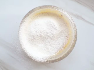 健康瘦身小食,舒芙蕾,筛入低筋粉搅拌均匀