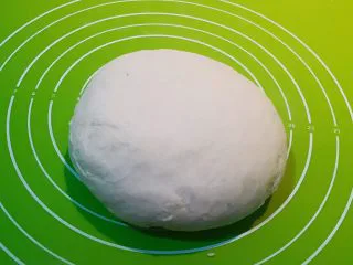 香肠苹果披萨,揉面排气