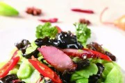 美味可口的肉片木耳青笋做法(一道简单易学的家常美食)