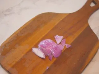 蕃茄意大利直筒面,洋葱切细粒