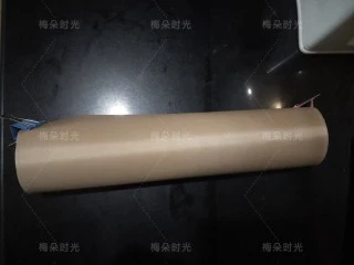 可可旋风蛋糕卷,卷好以后放在冰箱冷藏室放置半小时,定一下型。这样再切就不会散。