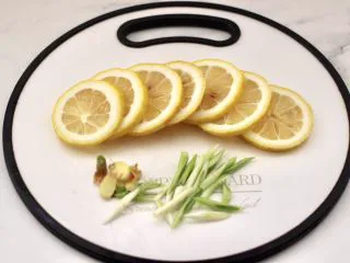 日式柠香烤鳗鱼,柠檬用淡盐水洗净后切薄片，葱姜切丝。