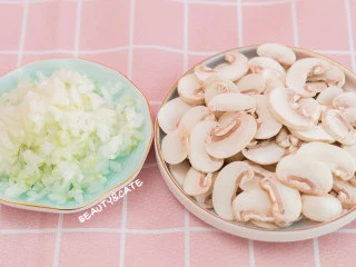 浓香的奶油与蘑菇相遇，奶香浓郁，口感细腻，没有人会不爱吧?,将口蘑洗净后去蒂切成薄片，洋葱切末备用