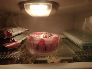 草莓椰奶布丁,盖上保鲜膜放入冷藏中，2小时