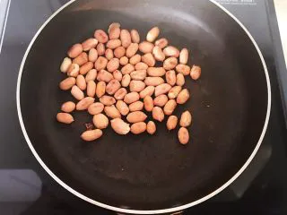 美味小零食 别样雪花酥,花生炒熟后剥皮