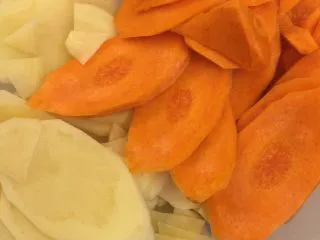 奶油胡萝卜汤,准备好材料，胡萝卜和土豆刨皮洗净，沥干水分，切成薄片。洋葱切粒，备用。