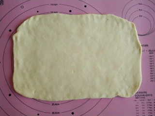 手撕海苔肉松面包,把松弛好的面团擀成长方形大片。