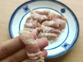 土豆苹果炖饭,切培根，宽大约1cm（一半指头），长三个指头。