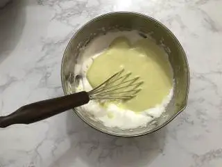 迷你圣诞树蛋糕,把拌好的面糊倒入剩余的蛋白霜中，继续用同样的手法拌匀。