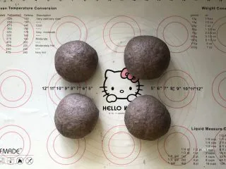 黑加仑黑米软欧包,10、整形成圆形，盖上保鲜膜松弛5分钟。