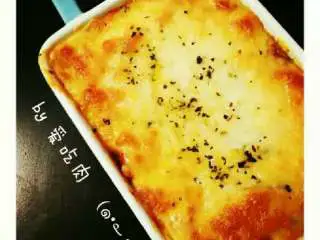 敲好吃肉酱千层面(๑•́ ؎ •̀๑),拿一个烤碗 如果是锡纸盒要先刷一层黄油避免粘在上面 1.先在碗底涂薄薄的一层肉酱(不用太多) 2.铺一层面皮(面皮重叠没关系) 3.涂一层肉酱(可以厚一点) 4.涂一层奶白酱 5.撒一层起司粉(可无) 6.铺一层面皮 如此交替 最后以面皮结尾 上面铺一层马苏里拉条 入烤箱至芝士融化呈金黄色 出烤箱撒些罗勒和胡椒碎装饰