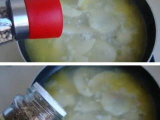 土豆鲜蚝浓汤,加水、浓汤宝把土豆煮熟，加盐、胡椒粉、百里香调味