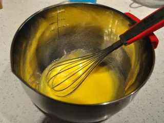 日式豆乳盒子蛋糕,用手动打蛋器混合均匀,砂糖融化。