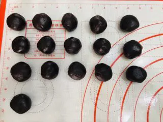 酥到掉渣的豆沙蛋黄酥,你要来一个吗?,豆沙馅我用的现成的低糖红豆沙,25克一个,分成16份。