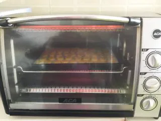 宝宝健康食谱 蛋黄动物饼干,烤箱160W预热8分钟，把烤盘放入预热好的烤箱里，上下火160W烤15分钟