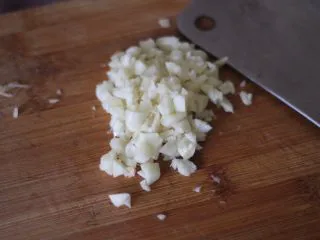 俄罗斯经典罗宋汤,煮汤的时候切蒜末。