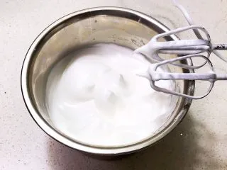 不加一滴水的原味蛋糕,打发至硬性蛋白糊