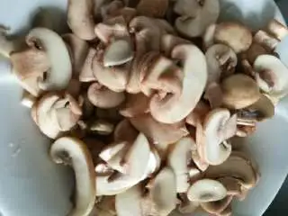 意式番茄蘑菇通心粉,煸炒后盛出待用