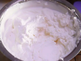 火爆Ins的StrawberryOmelet草莓抱抱卷,高速打发后,装入裱花袋。