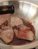 葡汁烩小排佐甜豆香菇,将200毫升红酒倒入肉排上,放入一小勺糖,加适量水将肉排焖至收汁。