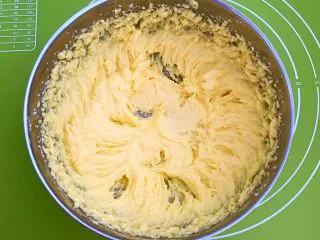 宝宝健康食谱 蛋黄动物饼干,黄油与蛋黄液完全融合，颜色变浅，出现蓬松的花纹