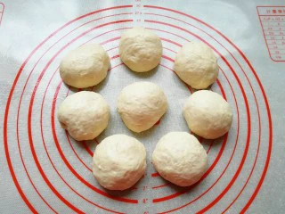 燕麦全麦羊角包,发酵好的面团轻拍排气,分成8小份。