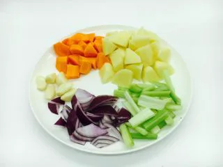 #食二星座# 罐焖牛肉(34图详细步骤),腌制牛肉时间,把土豆切成滚刀块,胡萝卜切成滚刀块,芹菜切段,洋葱切片,蒜剥皮。