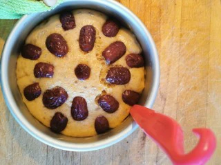 红糖发糕的家常做法（1个蛋）,借助脱模刀脱模，没有的话徒手脱模也可以