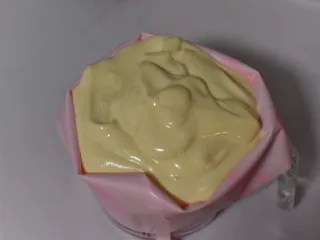 桂花杯子蛋糕,将蛋糕糊装入裱花袋。